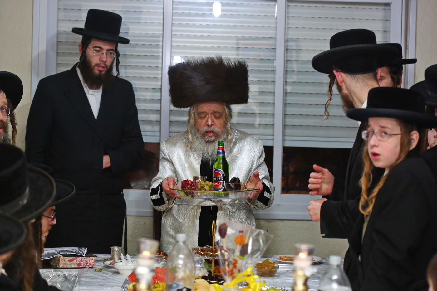 צפו: הרבי מקרעטשניף סיגעט בירך על שבעת המינים