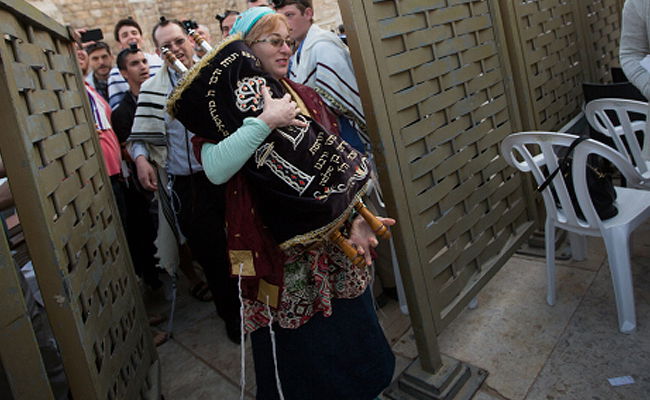 תביעה נגד הגר"ש רבינוביץ על "אפליית נשים בכותל המערבי"