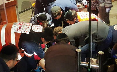 כוחות ההצלה מטפלים בפצועים