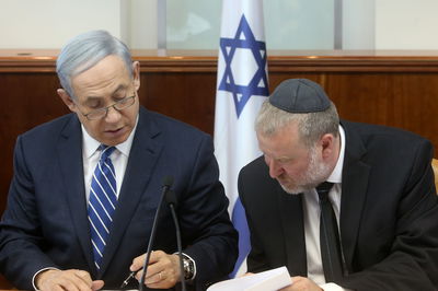 ראש הממשלה נפרד ממזכיר הממשלה החרדי שישמש כיועץ המשפטי לממשלה