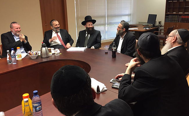 ראשי המפלגות החרדיות עם מזכיר הממשלה, בשבוע שעבר