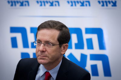 פעילים פוצצו את כנס 'המחנה הציוני': "בוז'י דיקטטור"