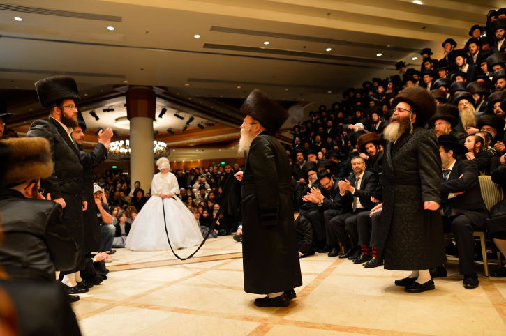 גלריה: מאות בחתונת בן הזקונים של האדמו"ר מסאסוב
