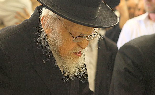 מרן הגרי"ש אלישיב זצ"ל בתפילה בכותל המערבי