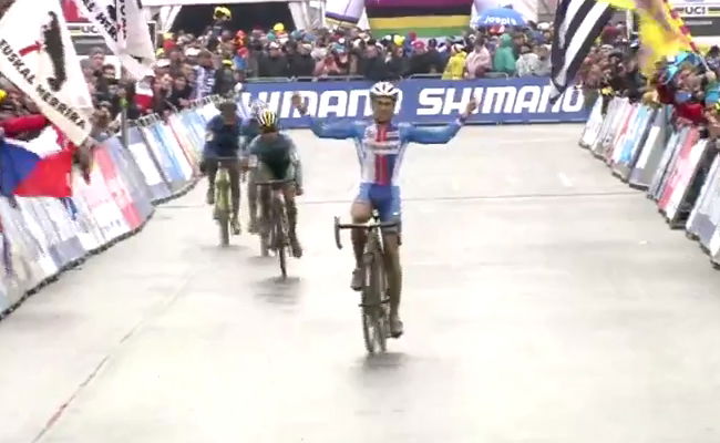 צפו: רוכב האופניים חגג מוקדם מדי והפסיד