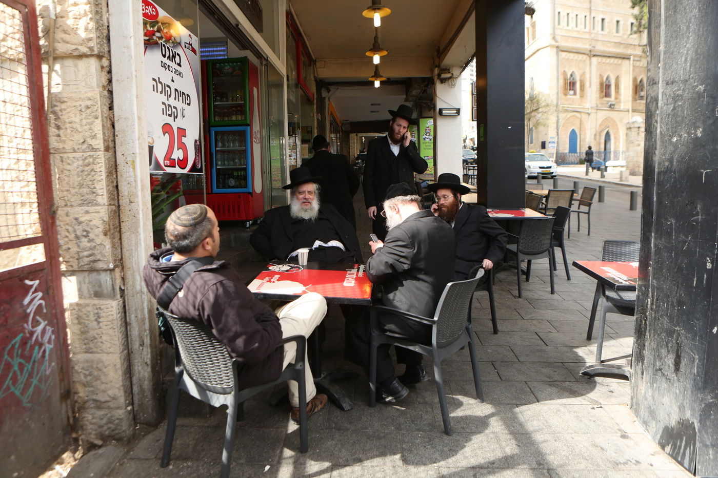 הגר"ש עמאר סייר בחנויות ובעסקים בירושלים • צפו בתיעוד