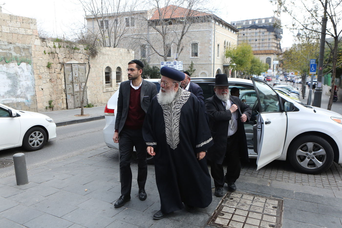 הגר"ש עמאר סייר בחנויות ובעסקים בירושלים • צפו בתיעוד