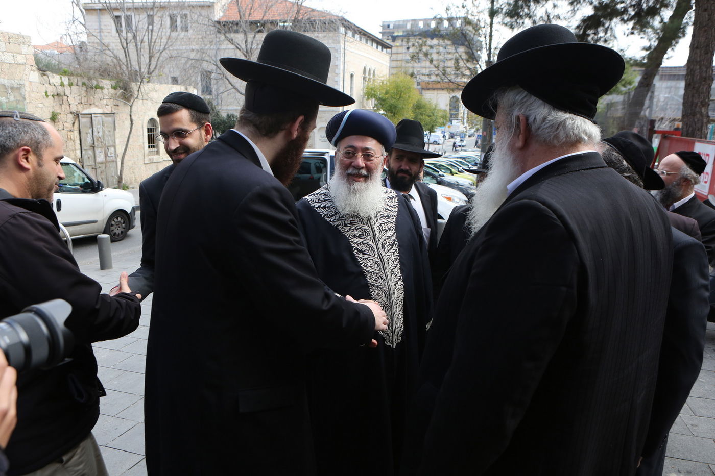 הגר"ש עמאר סייר בחנויות ובעסקים בירושלים • צפו בתיעוד