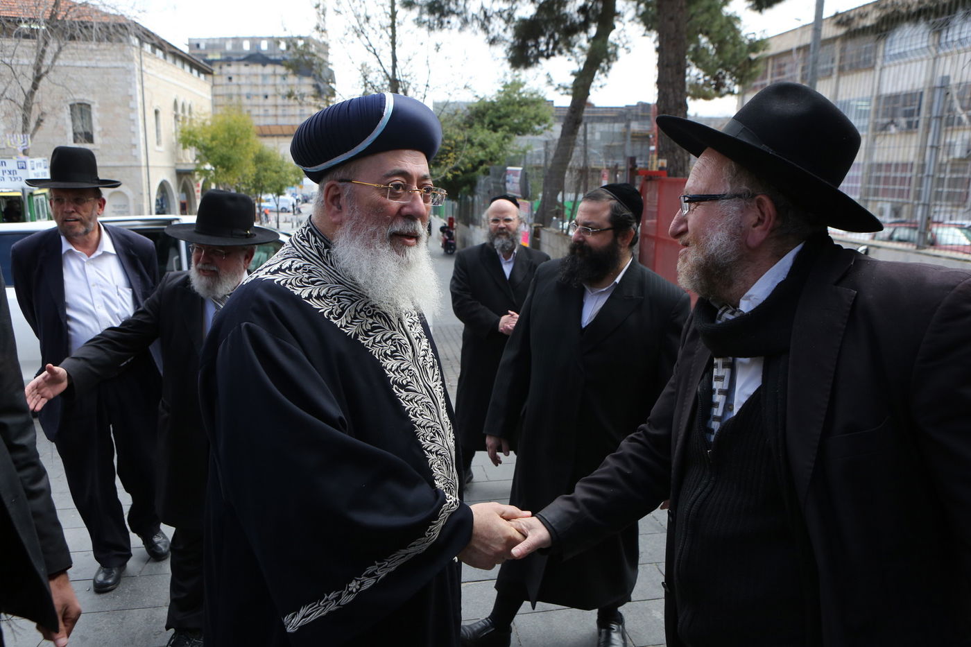 הגר"ש עמאר סייר בחנויות ובעסקים בירושלים • צפו בתיעוד
