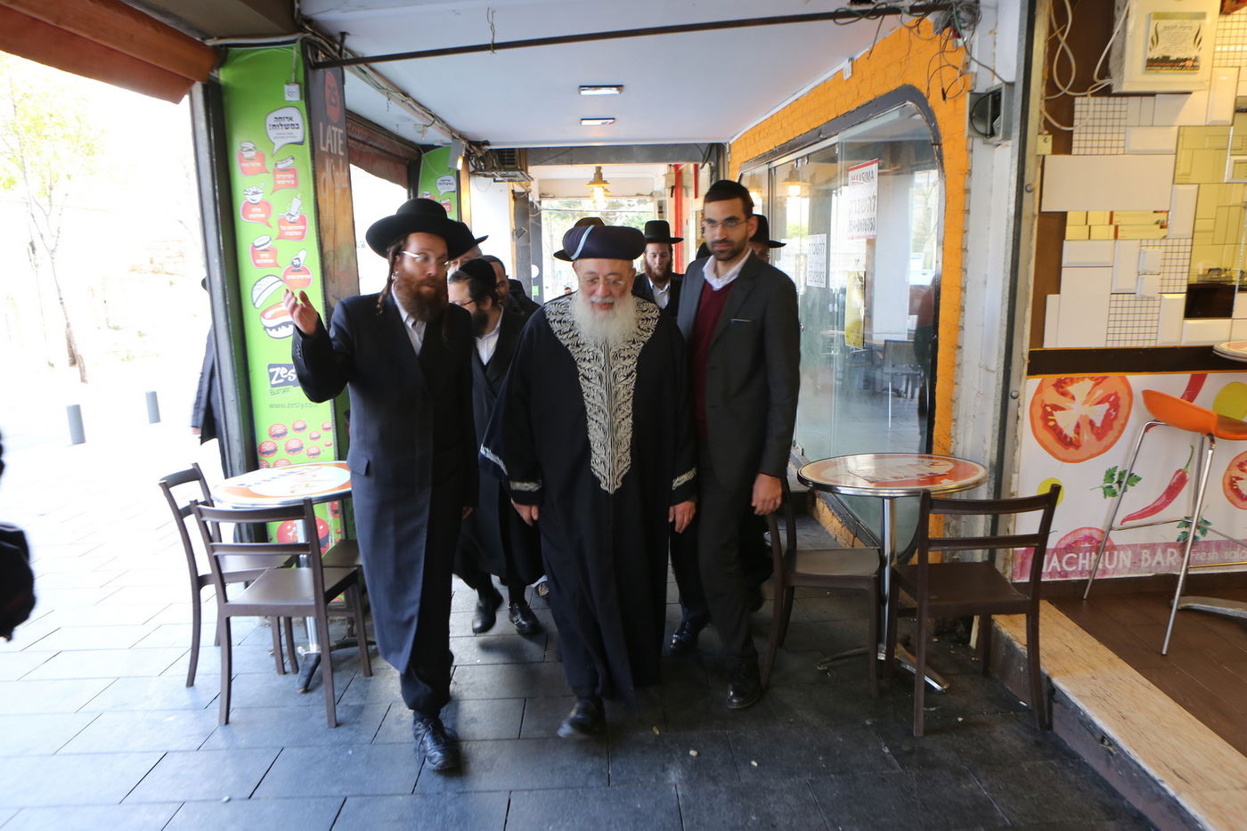 הגר"ש עמאר סייר בחנויות ובעסקים בירושלים • צפו בתיעוד