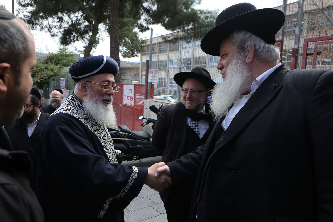 הגר"ש עמאר סייר בחנויות ובעסקים בירושלים • צפו בתיעוד