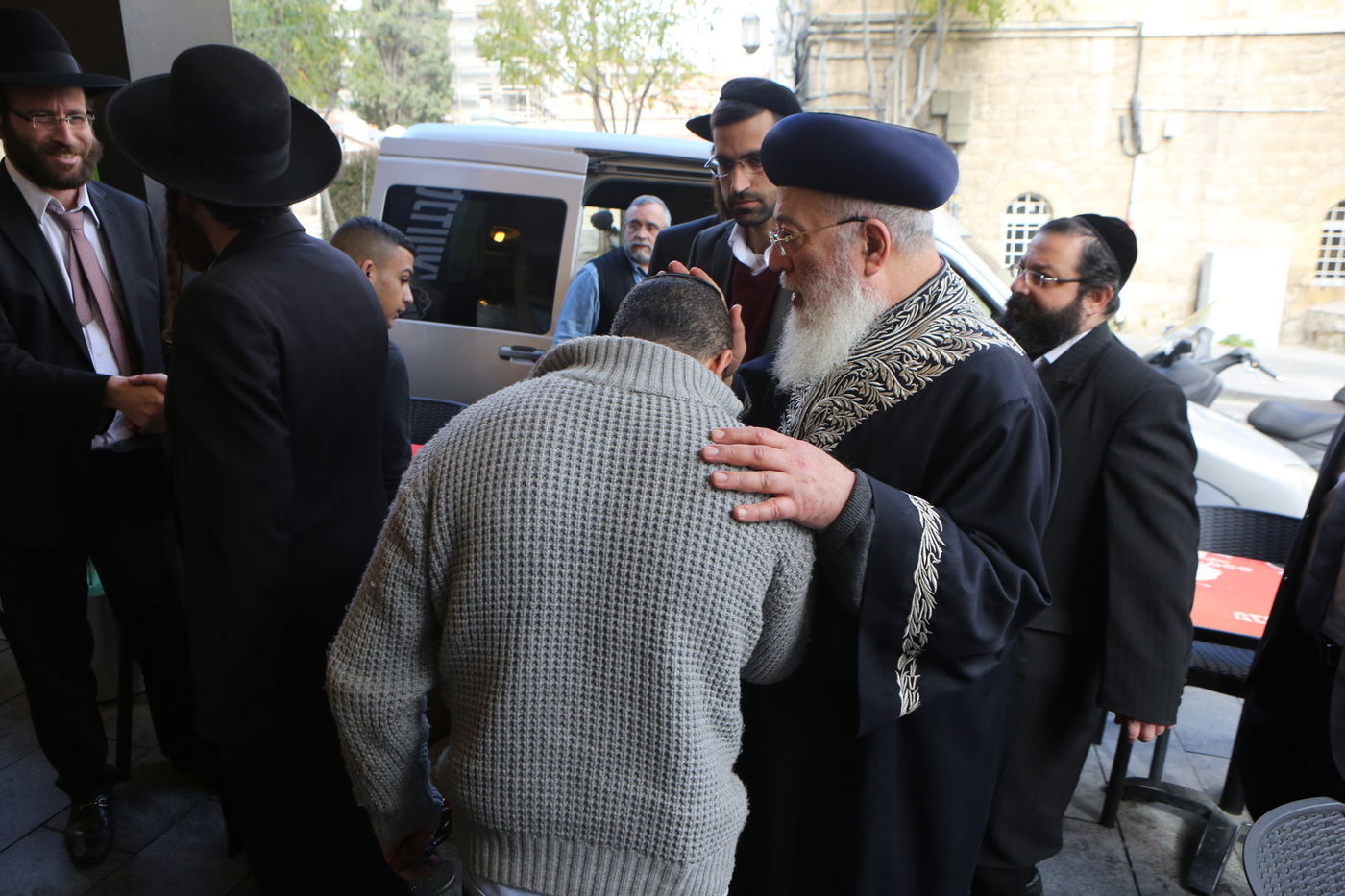 הגר"ש עמאר סייר בחנויות ובעסקים בירושלים • צפו בתיעוד