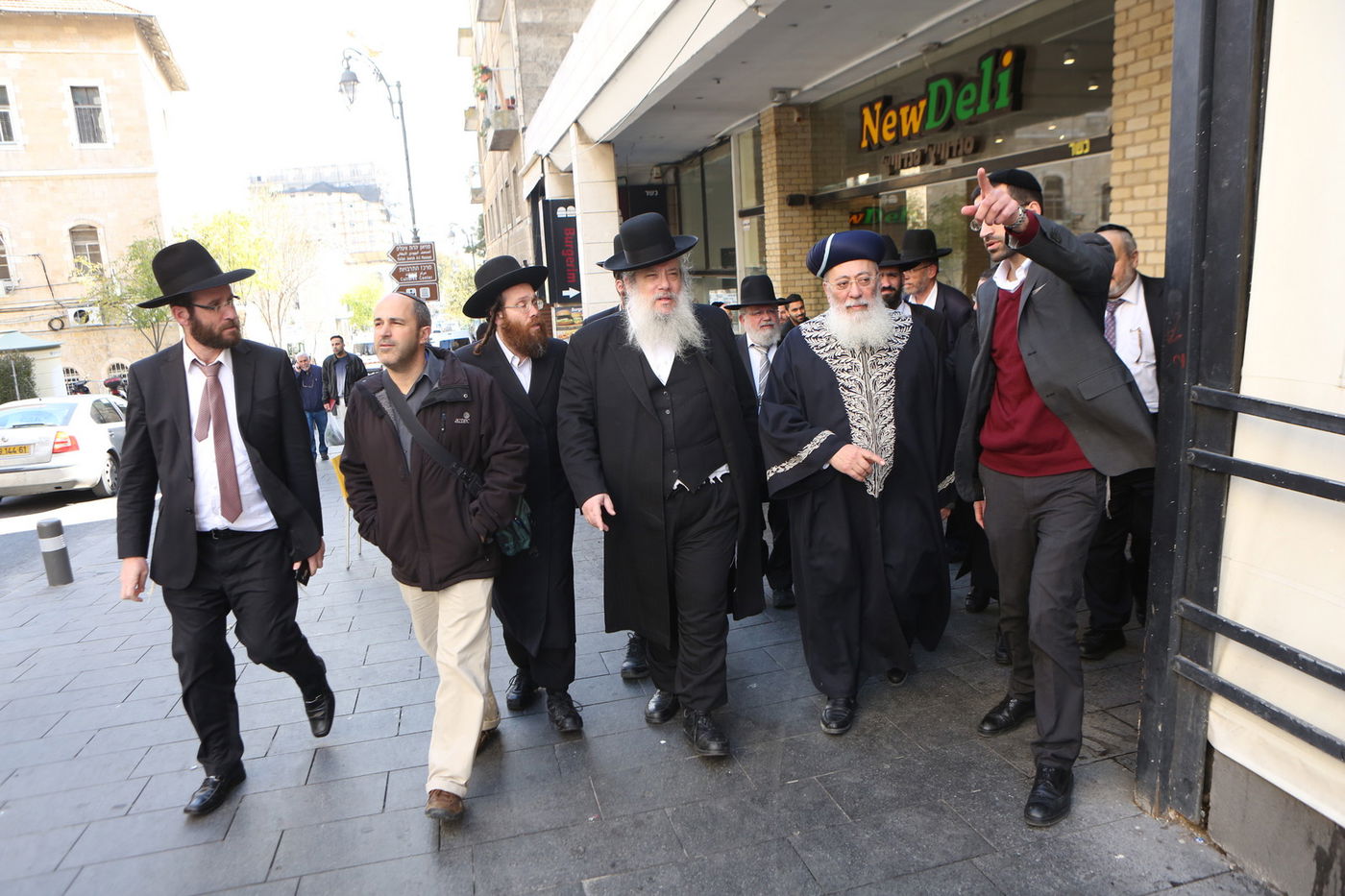 הגר"ש עמאר סייר בחנויות ובעסקים בירושלים • צפו בתיעוד