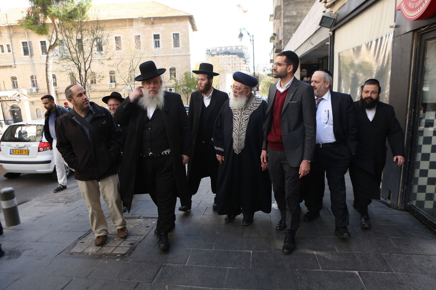 הגר"ש עמאר סייר בחנויות ובעסקים בירושלים • צפו בתיעוד