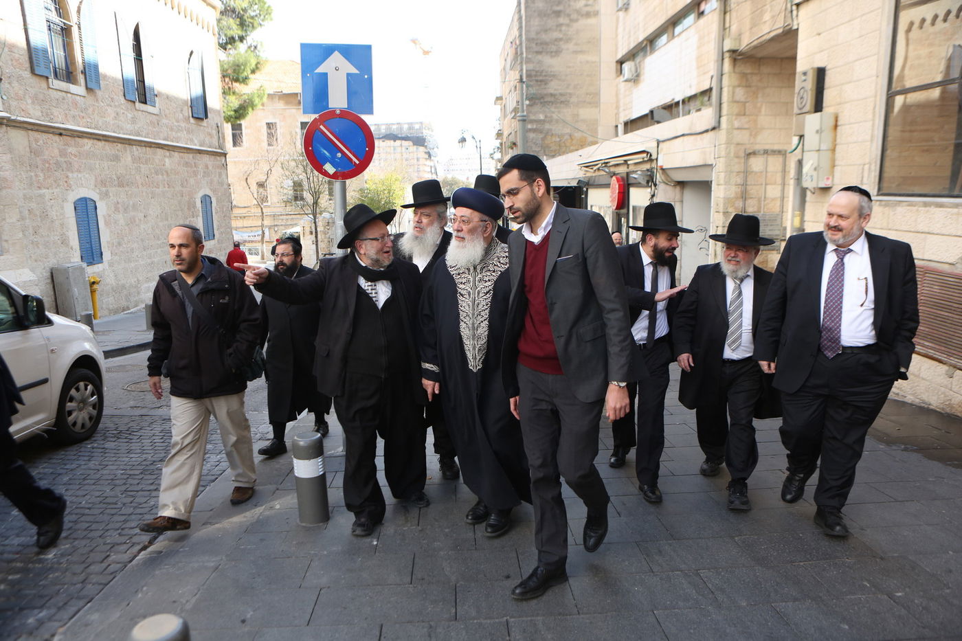 הגר"ש עמאר סייר בחנויות ובעסקים בירושלים • צפו בתיעוד