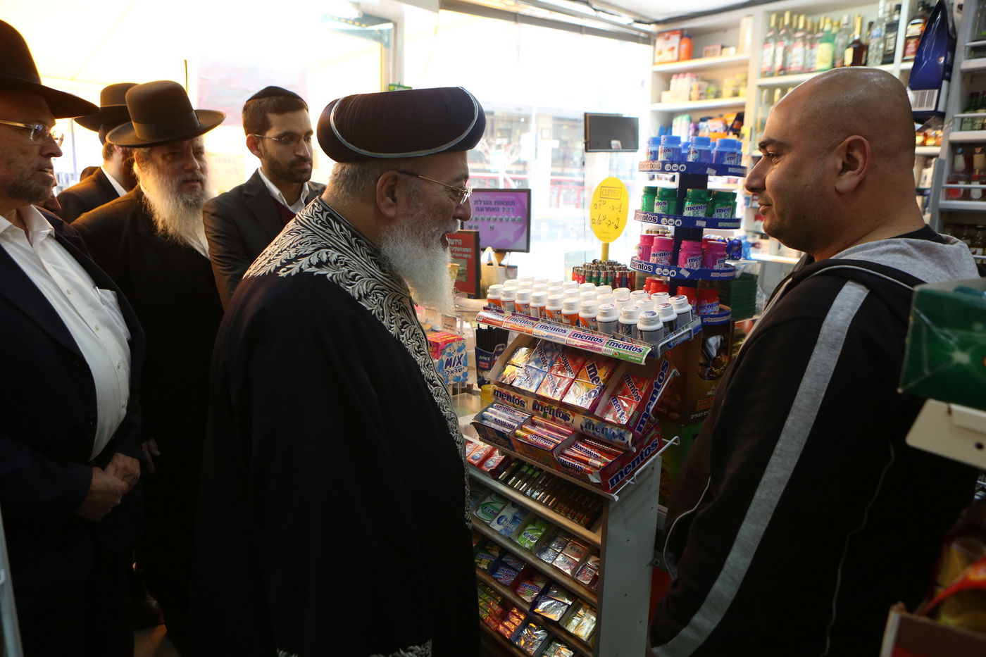 הגר"ש עמאר סייר בחנויות ובעסקים בירושלים • צפו בתיעוד