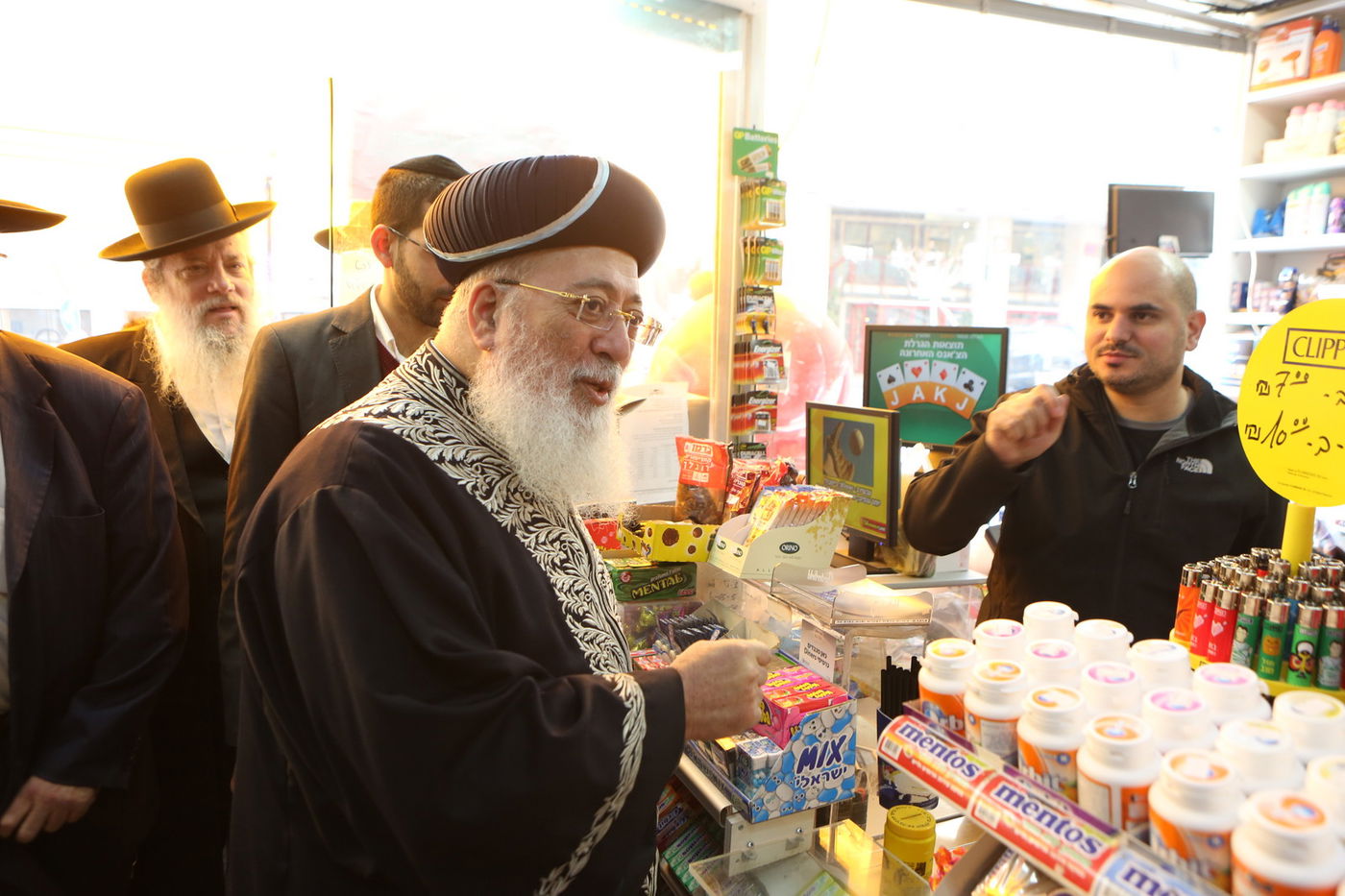 הגר"ש עמאר סייר בחנויות ובעסקים בירושלים • צפו בתיעוד