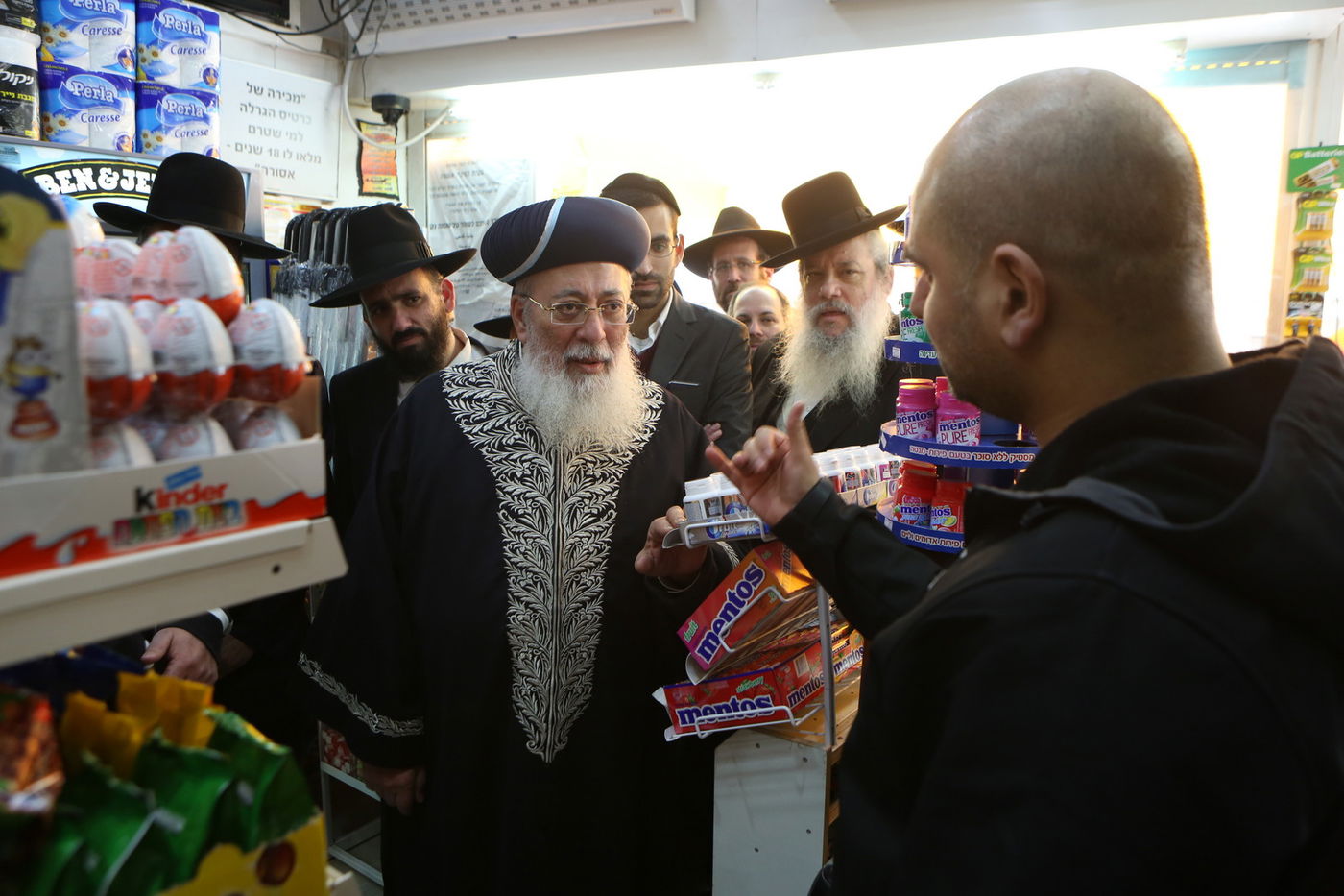 הגר"ש עמאר סייר בחנויות ובעסקים בירושלים • צפו בתיעוד
