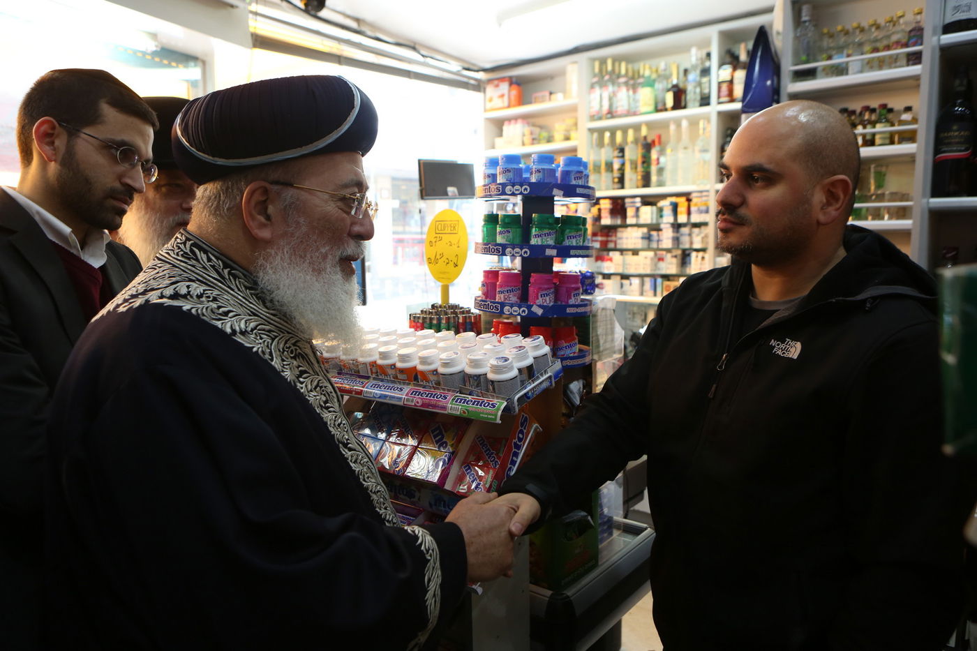 הגר"ש עמאר סייר בחנויות ובעסקים בירושלים • צפו בתיעוד