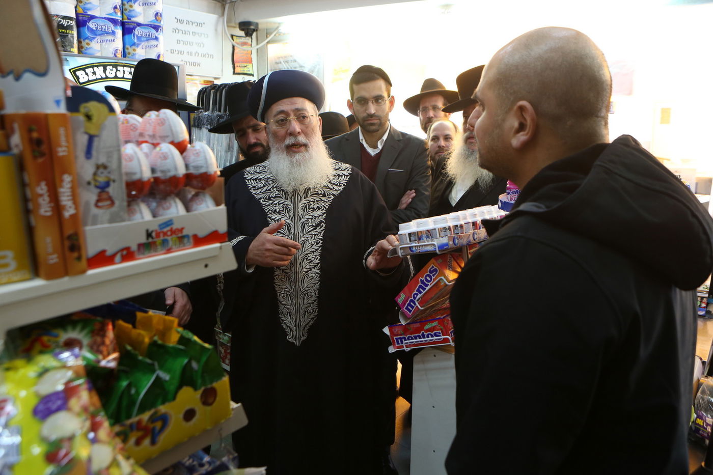 הגר"ש עמאר סייר בחנויות ובעסקים בירושלים • צפו בתיעוד