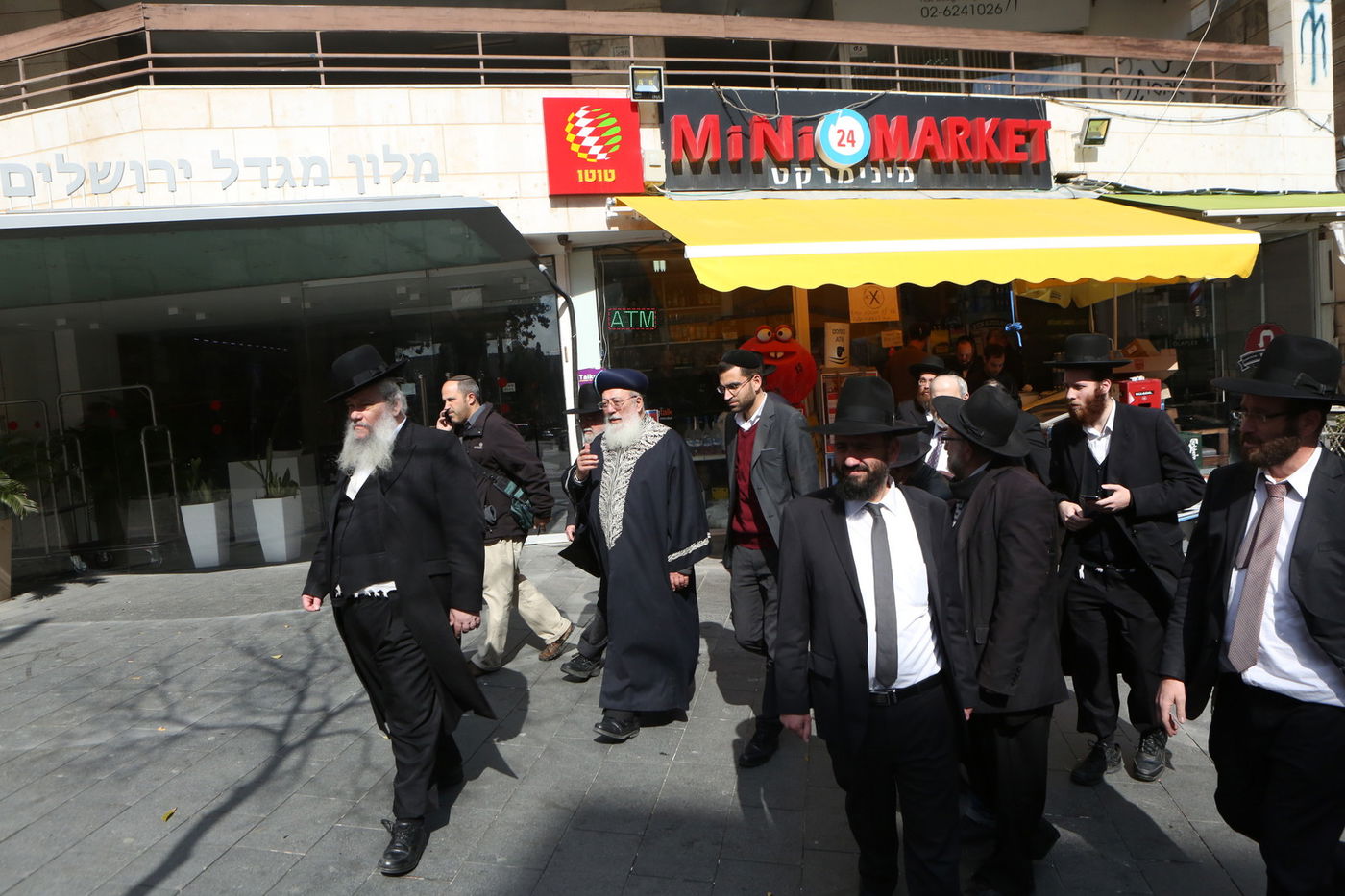 הגר"ש עמאר סייר בחנויות ובעסקים בירושלים • צפו בתיעוד