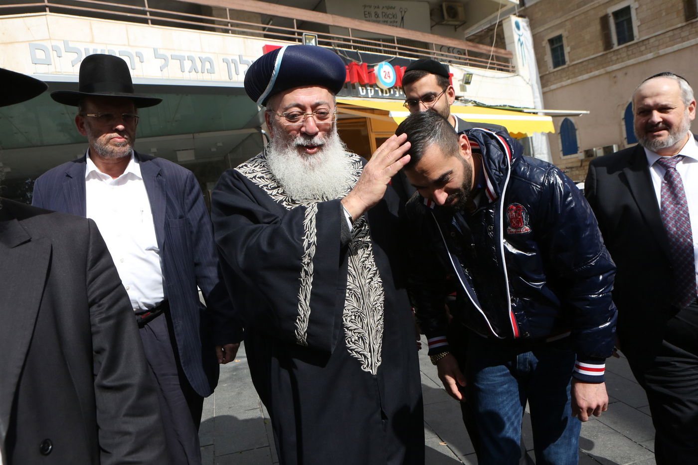 הגר"ש עמאר סייר בחנויות ובעסקים בירושלים • צפו בתיעוד