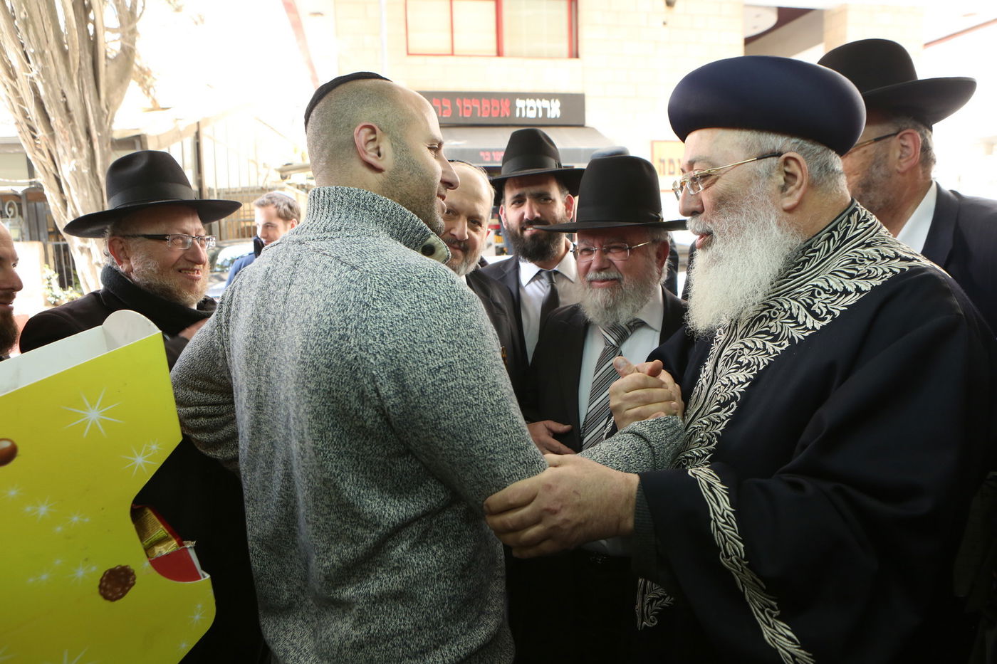 הגר"ש עמאר סייר בחנויות ובעסקים בירושלים • צפו בתיעוד