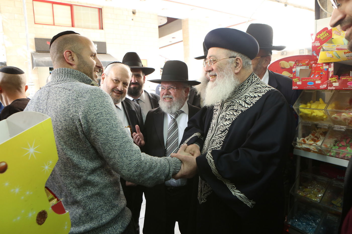הגר"ש עמאר סייר בחנויות ובעסקים בירושלים • צפו בתיעוד