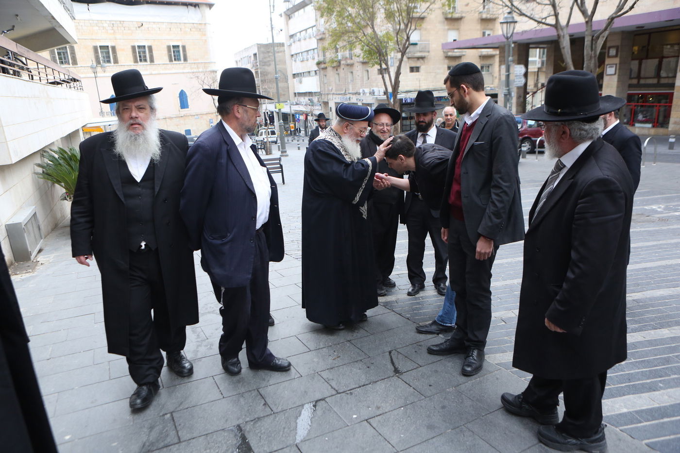 הגר"ש עמאר סייר בחנויות ובעסקים בירושלים • צפו בתיעוד