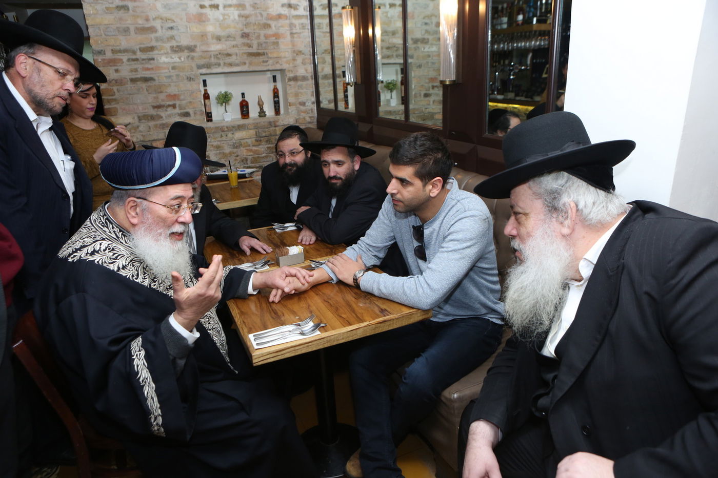 הגר"ש עמאר סייר בחנויות ובעסקים בירושלים • צפו בתיעוד