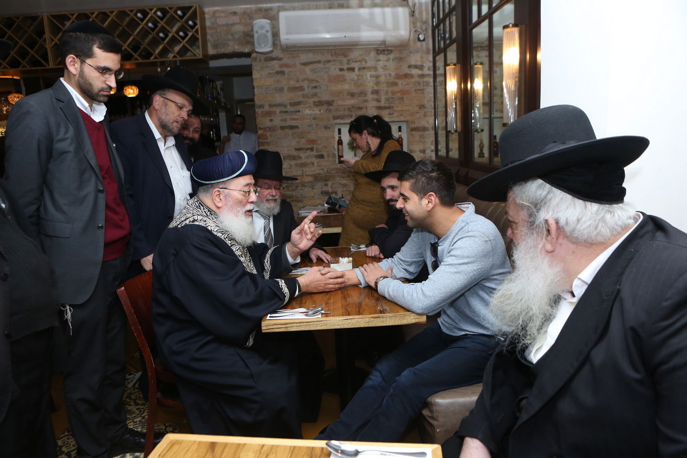 הגר"ש עמאר סייר בחנויות ובעסקים בירושלים • צפו בתיעוד