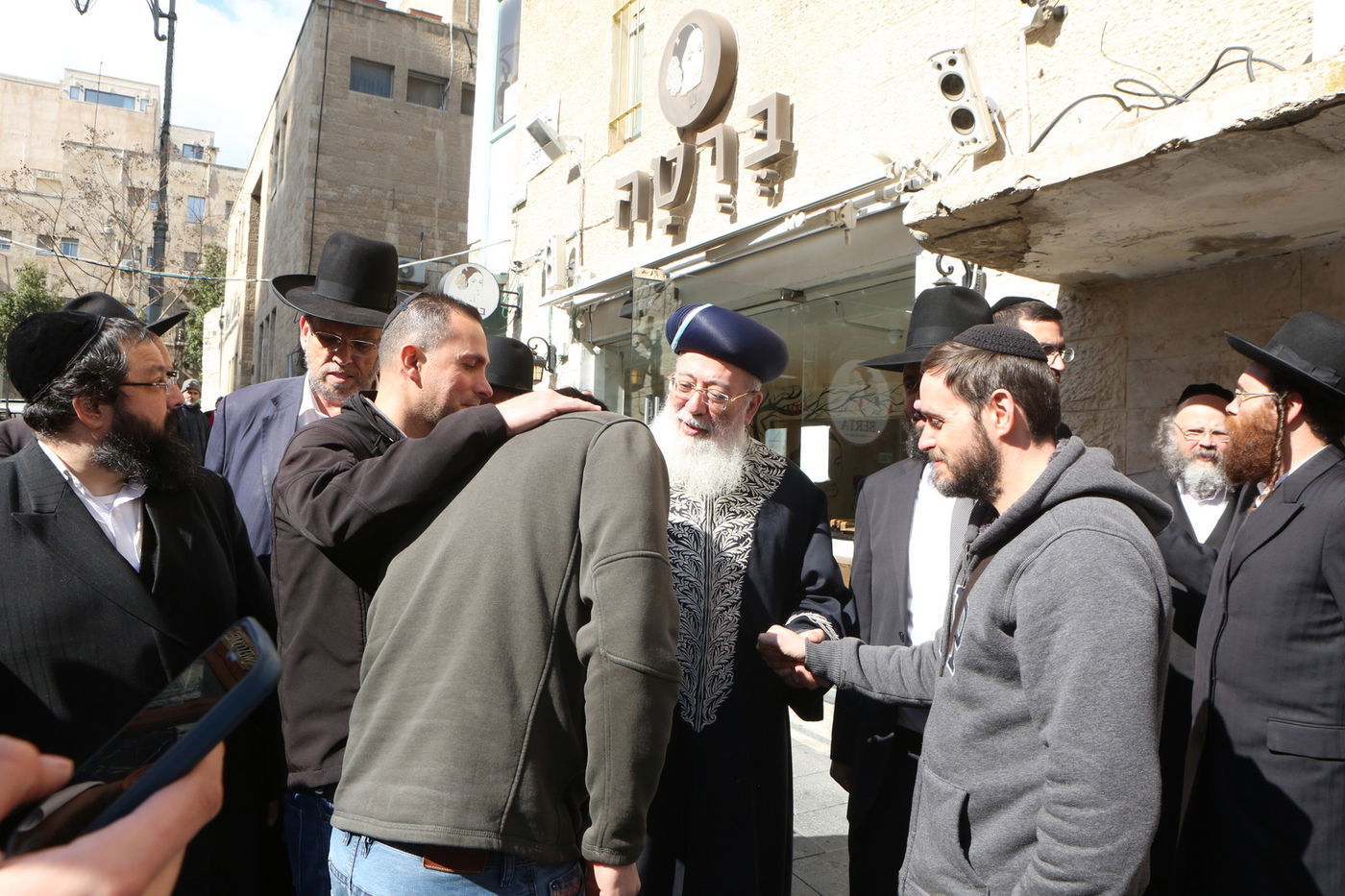 הגר"ש עמאר סייר בחנויות ובעסקים בירושלים • צפו בתיעוד