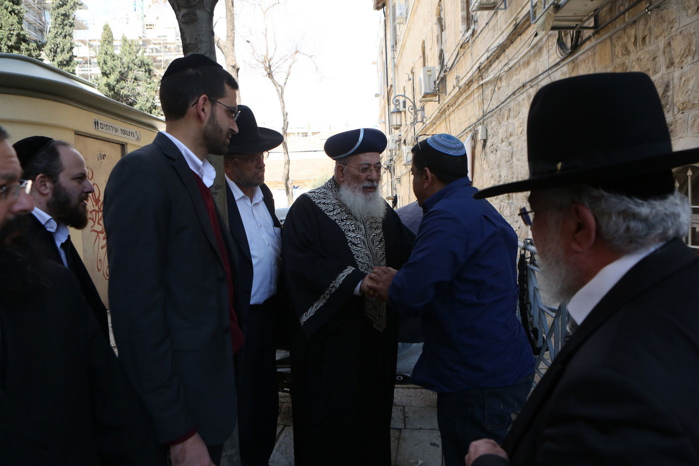 הגר"ש עמאר סייר בחנויות ובעסקים בירושלים • צפו בתיעוד