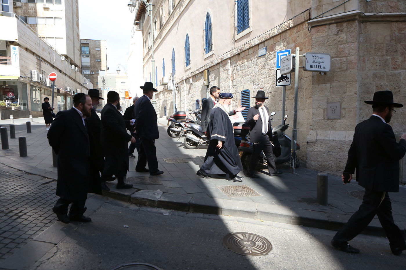 הגר"ש עמאר סייר בחנויות ובעסקים בירושלים • צפו בתיעוד