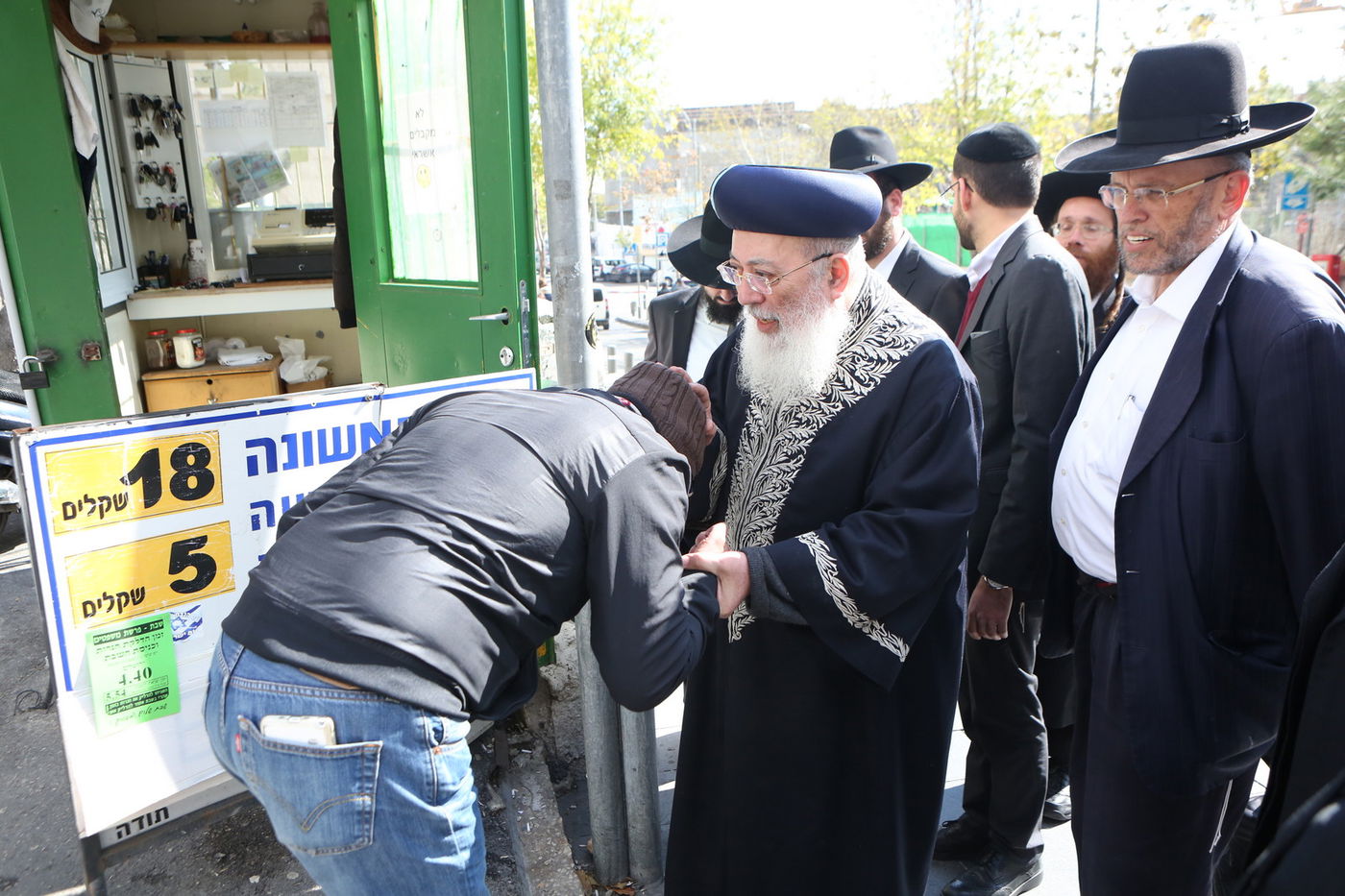 הגר"ש עמאר סייר בחנויות ובעסקים בירושלים • צפו בתיעוד