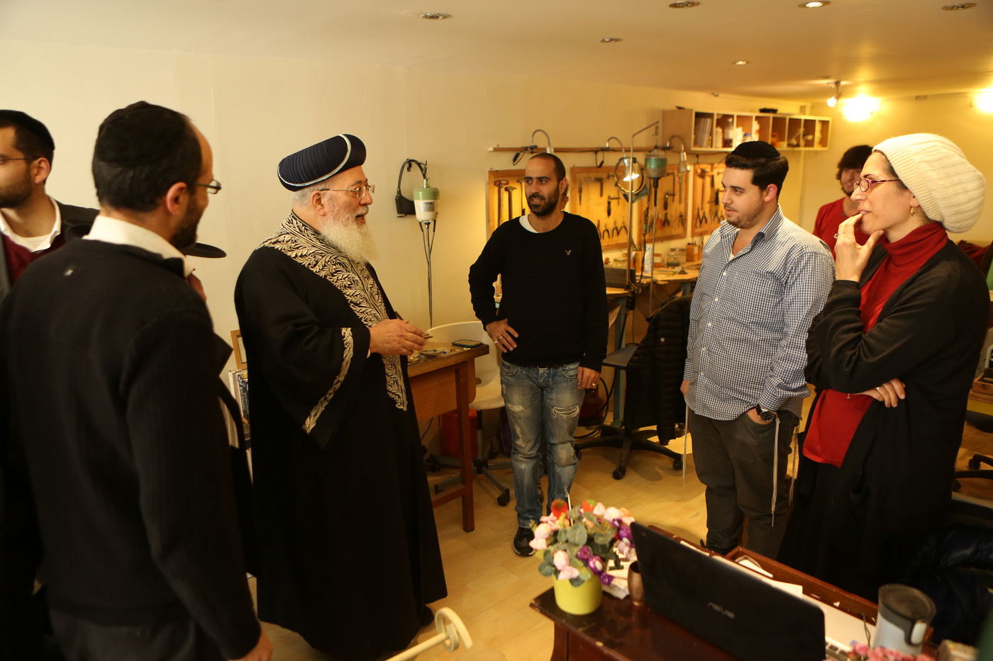 הגר"ש עמאר סייר בחנויות ובעסקים בירושלים • צפו בתיעוד