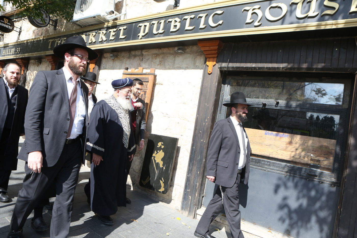 הגר"ש עמאר סייר בחנויות ובעסקים בירושלים • צפו בתיעוד