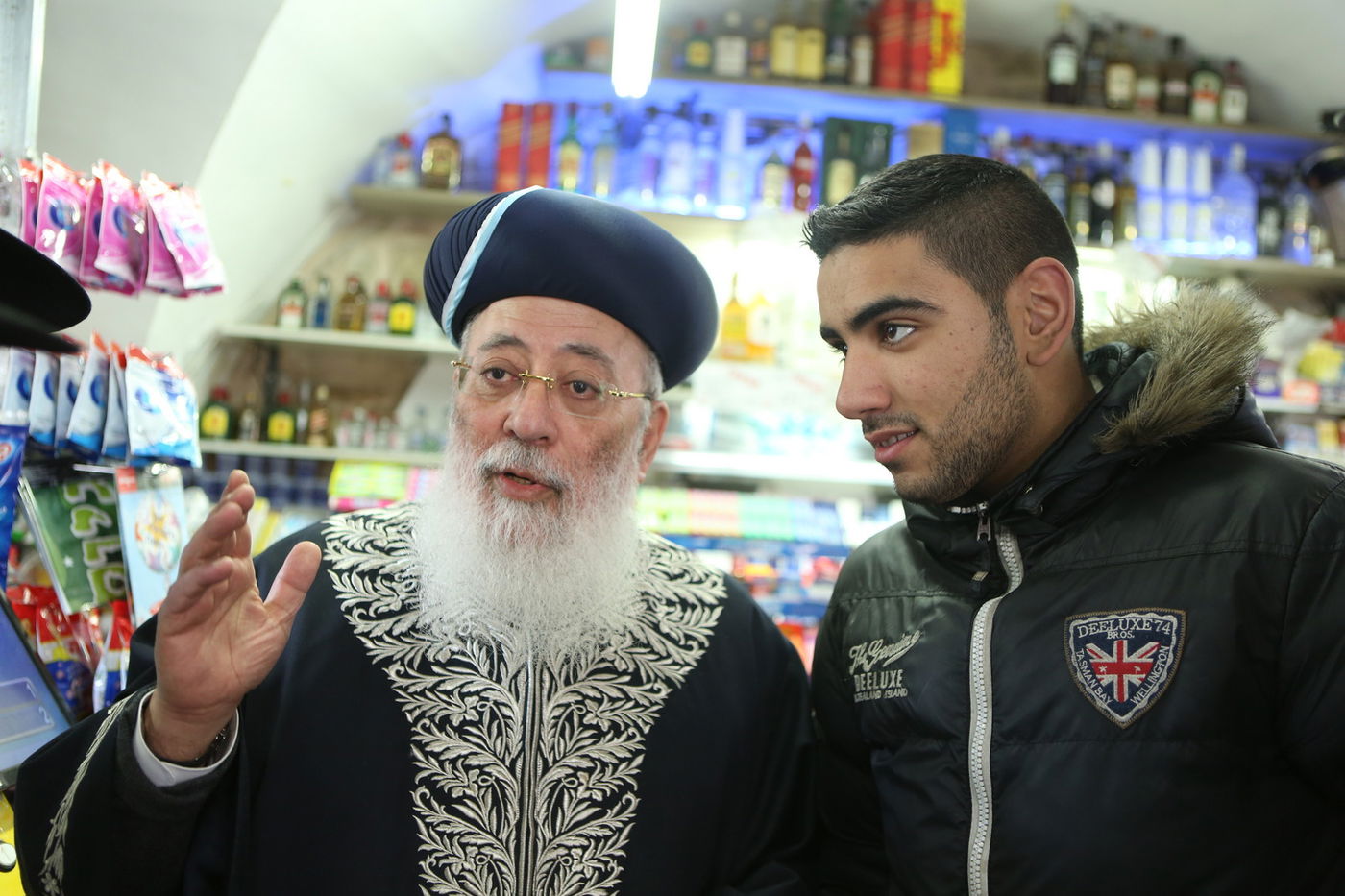 הגר"ש עמאר סייר בחנויות ובעסקים בירושלים • צפו בתיעוד