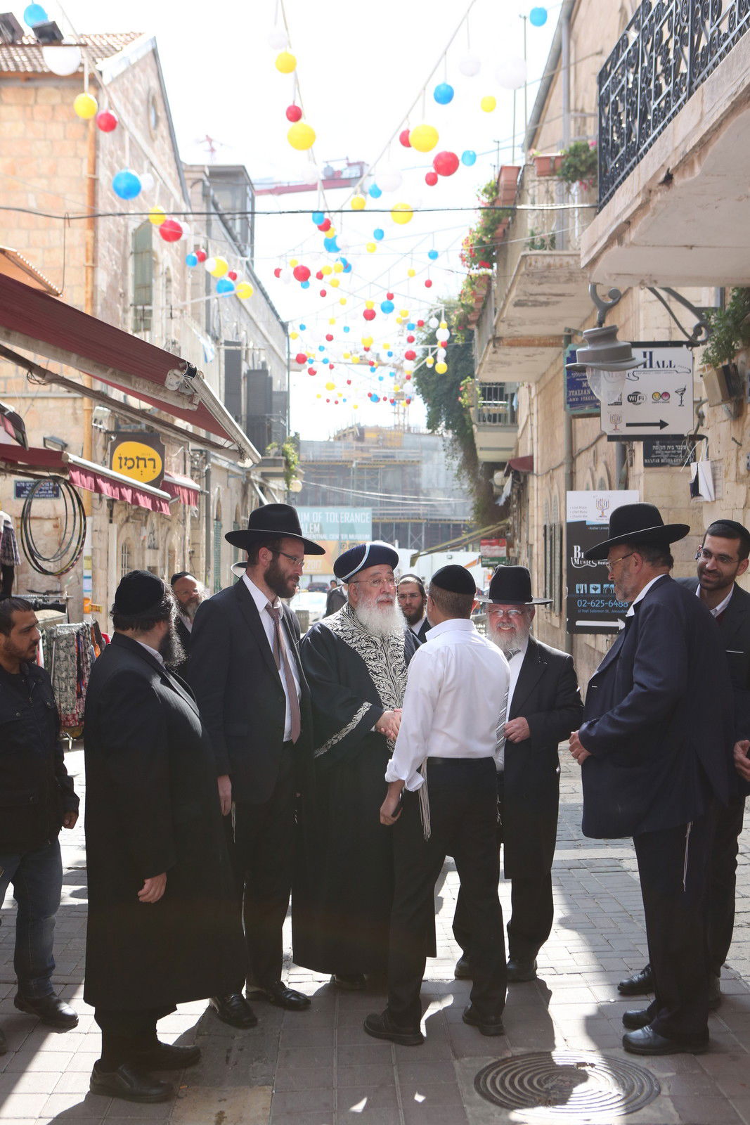 הגר"ש עמאר סייר בחנויות ובעסקים בירושלים • צפו בתיעוד