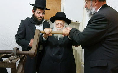 זריזין מקדימין: מרן הגר"ח קנייבסקי טחן חיטים למצות