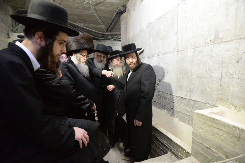 ברית, ריקודים וסעודה: צפו במסע של סאטמר