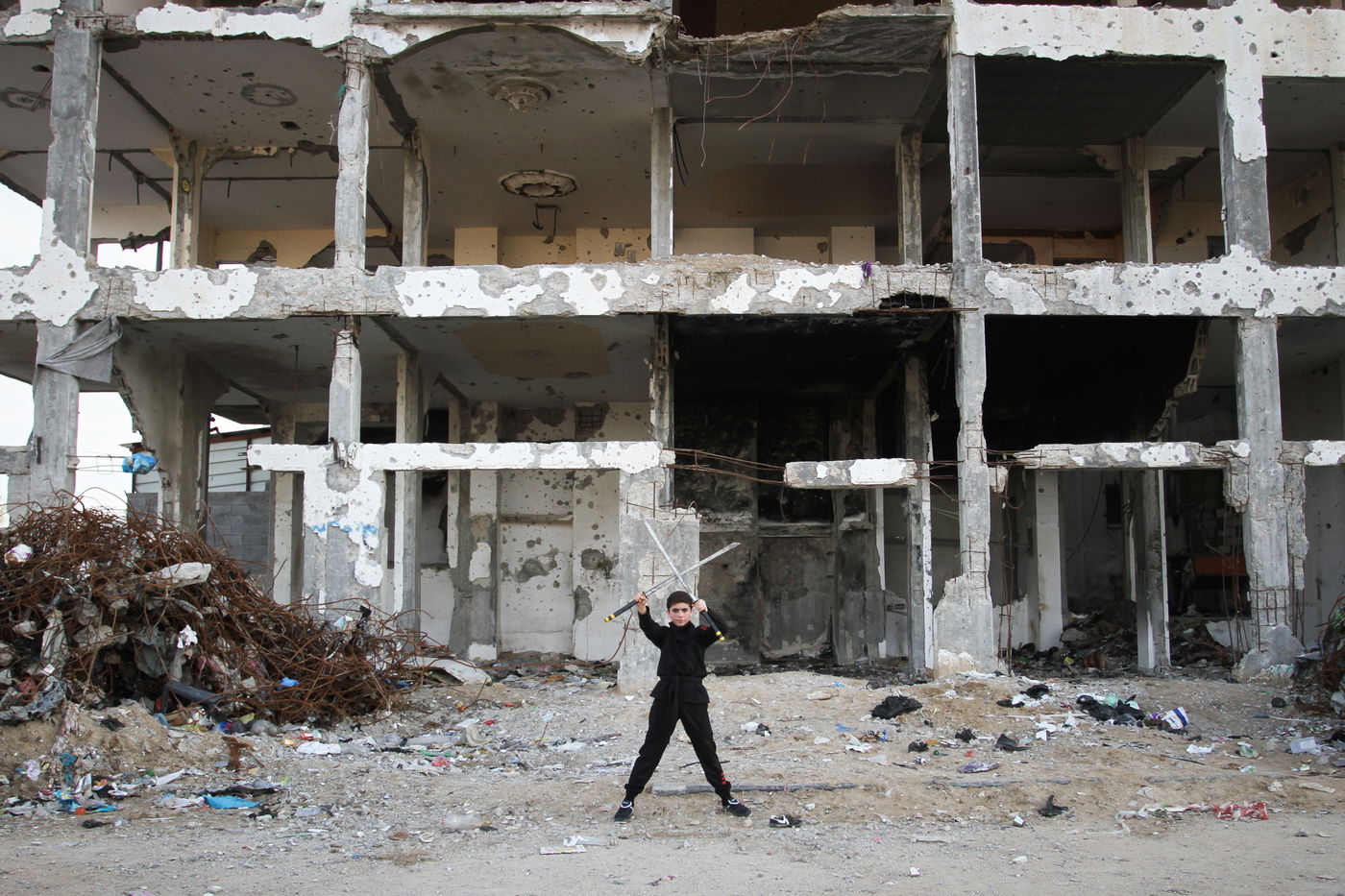 הצגת אומנות לחימה על החורבות בעזה • תמונות