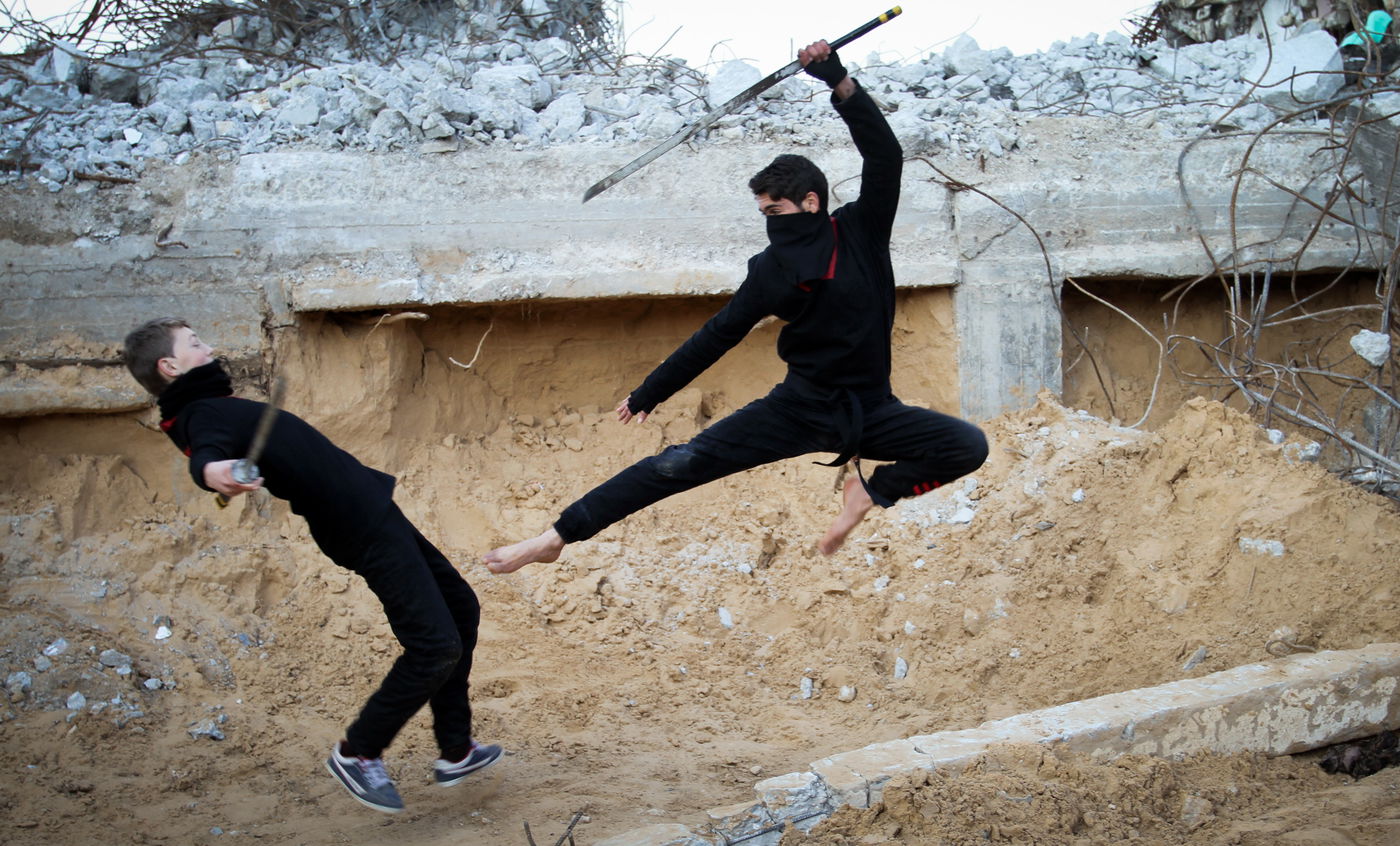 הצגת אומנות לחימה על החורבות בעזה • תמונות