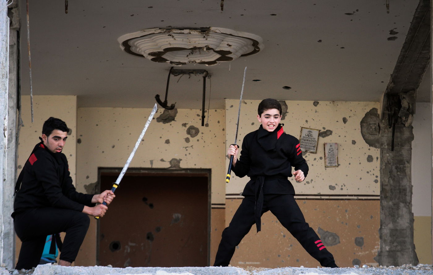 הצגת אומנות לחימה על החורבות בעזה • תמונות