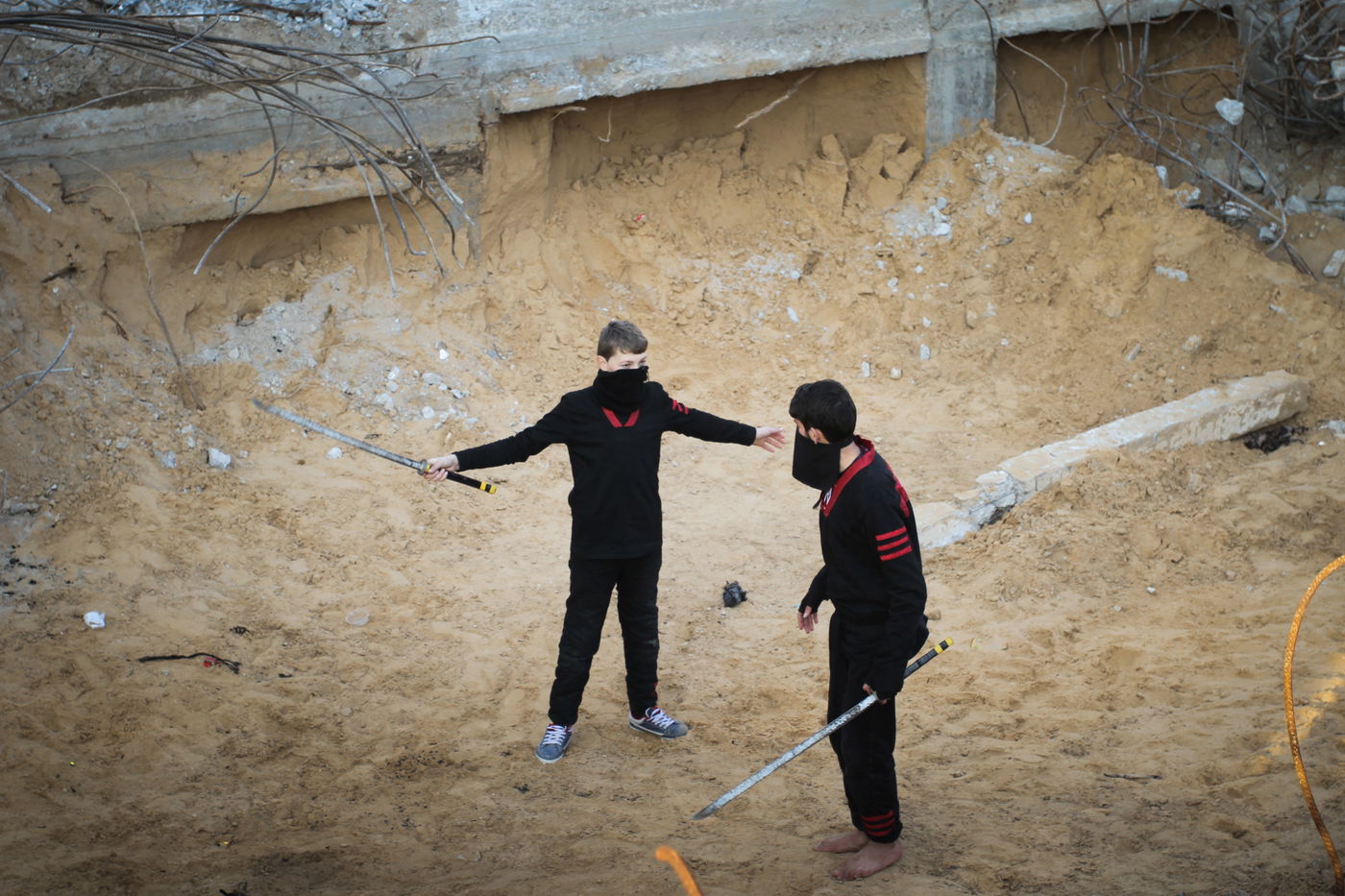 הצגת אומנות לחימה על החורבות בעזה • תמונות