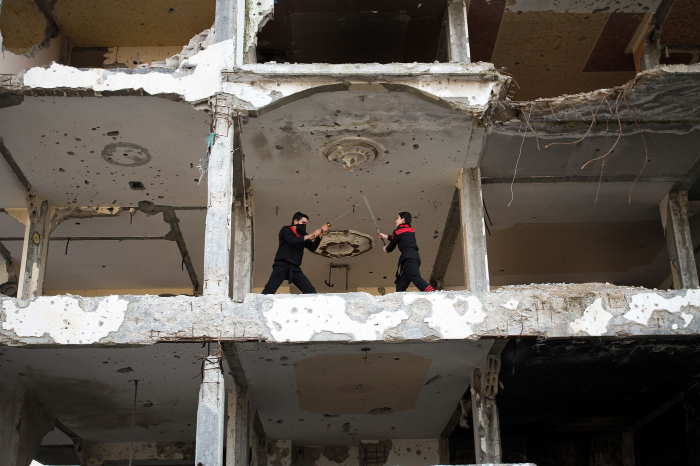 הצגת אומנות לחימה על החורבות בעזה • תמונות