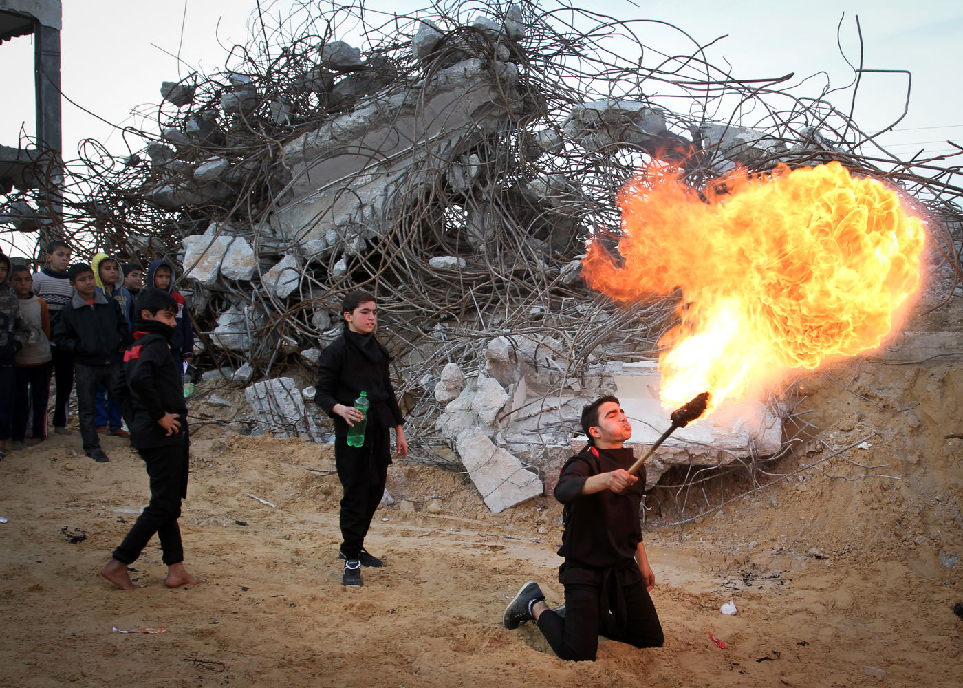 הצגת אומנות לחימה על החורבות בעזה • תמונות