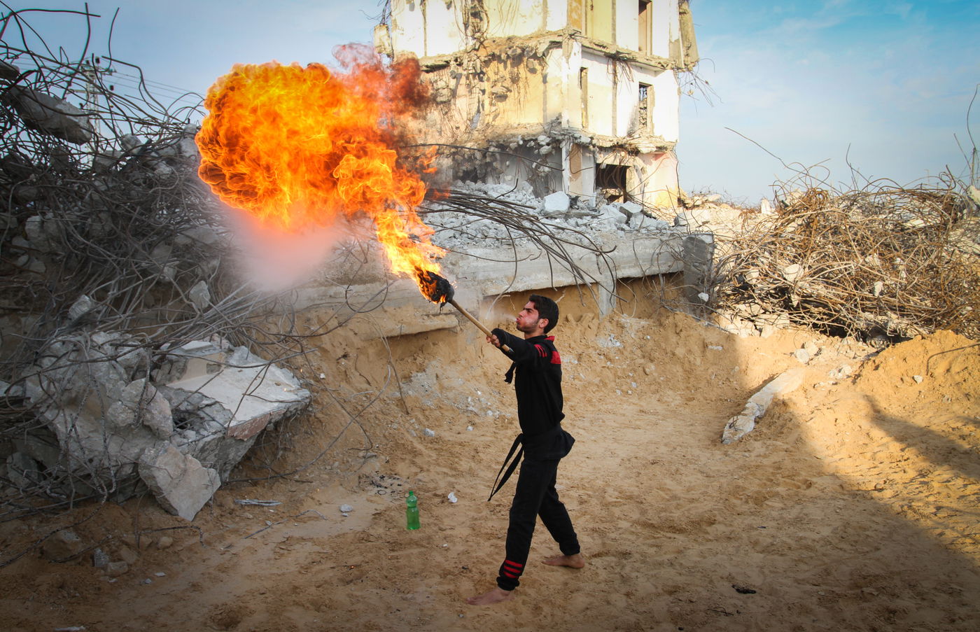 הצגת אומנות לחימה על החורבות בעזה • תמונות