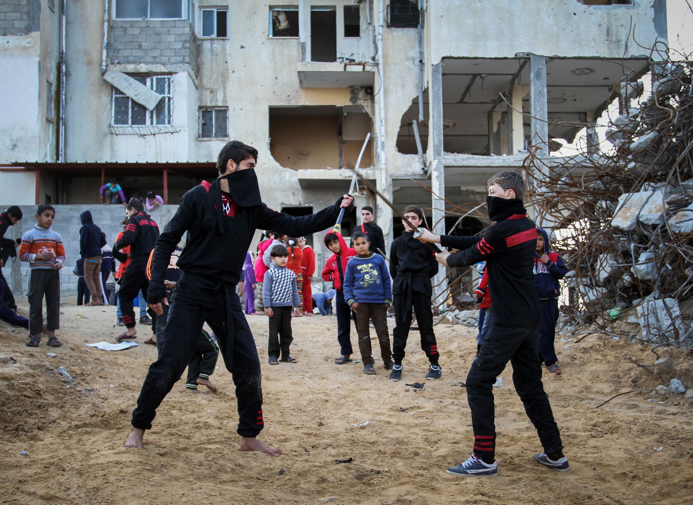 הצגת אומנות לחימה על החורבות בעזה • תמונות