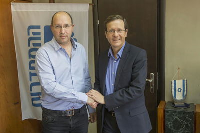 יו"ר ההסתדרות אבי ניסנקורן התפקד למפלגת העבודה